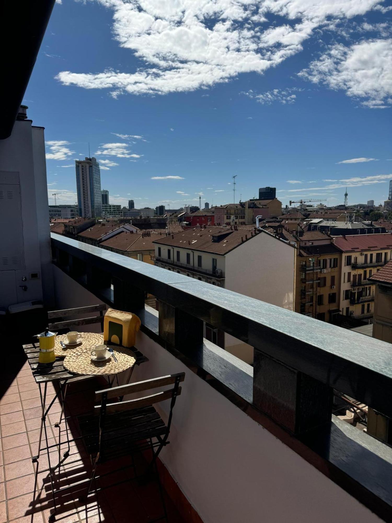 Appartamento Isola- Attico Con Balcone Milan Bagian luar foto