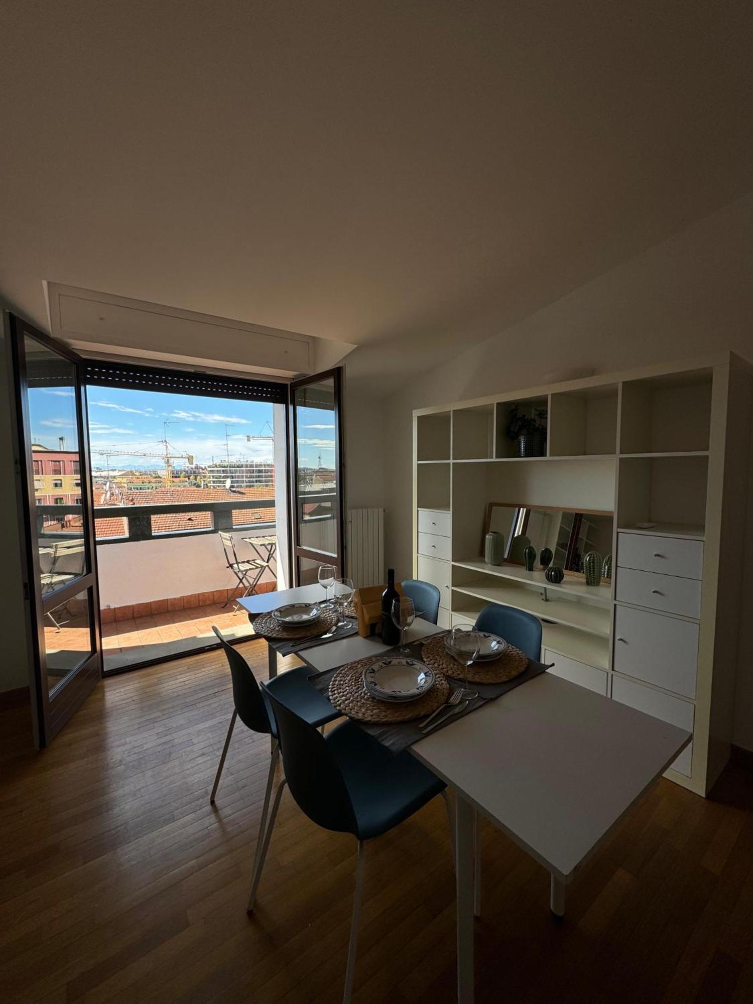 Appartamento Isola- Attico Con Balcone Milan Bagian luar foto