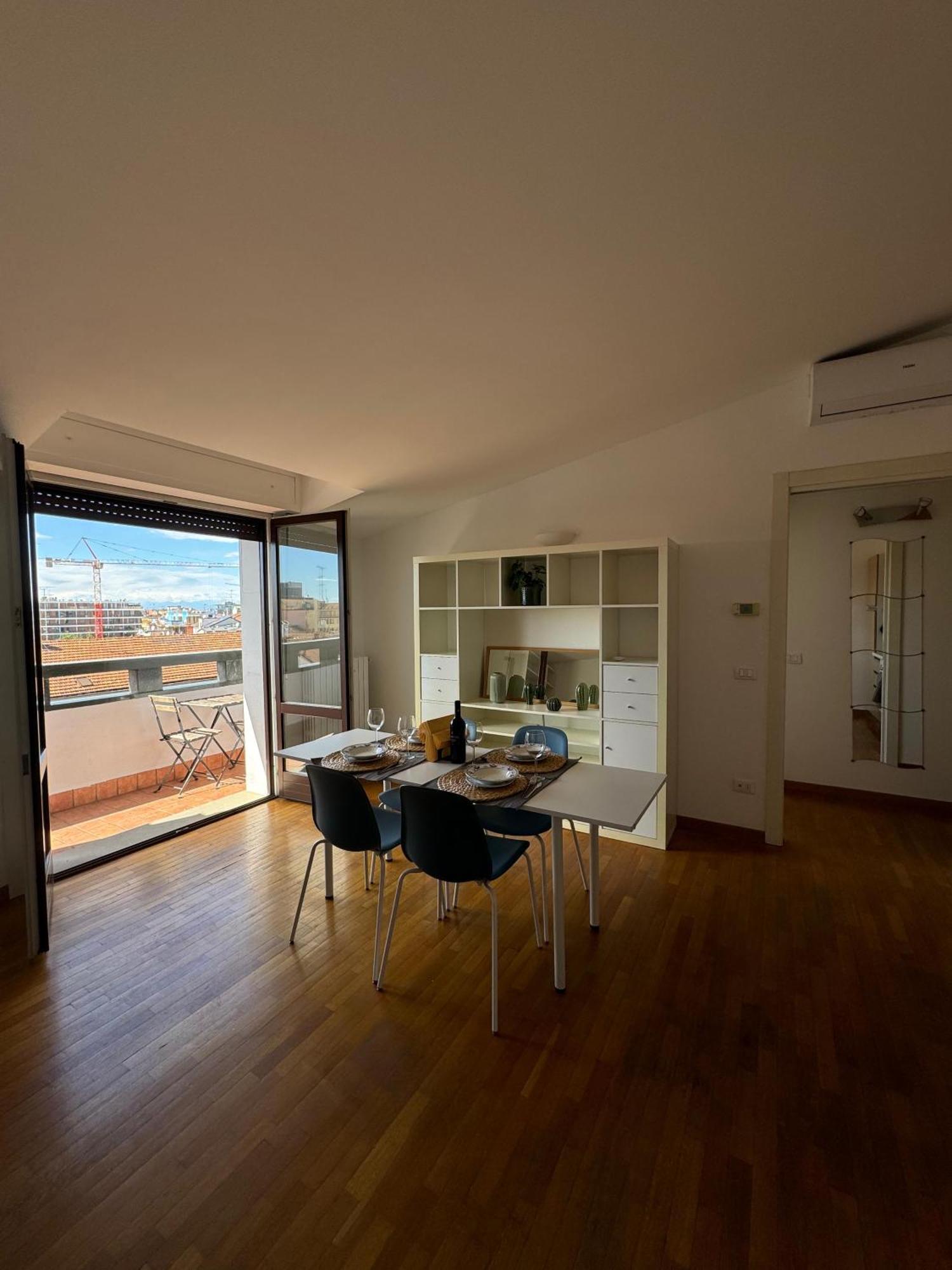 Appartamento Isola- Attico Con Balcone Milan Bagian luar foto